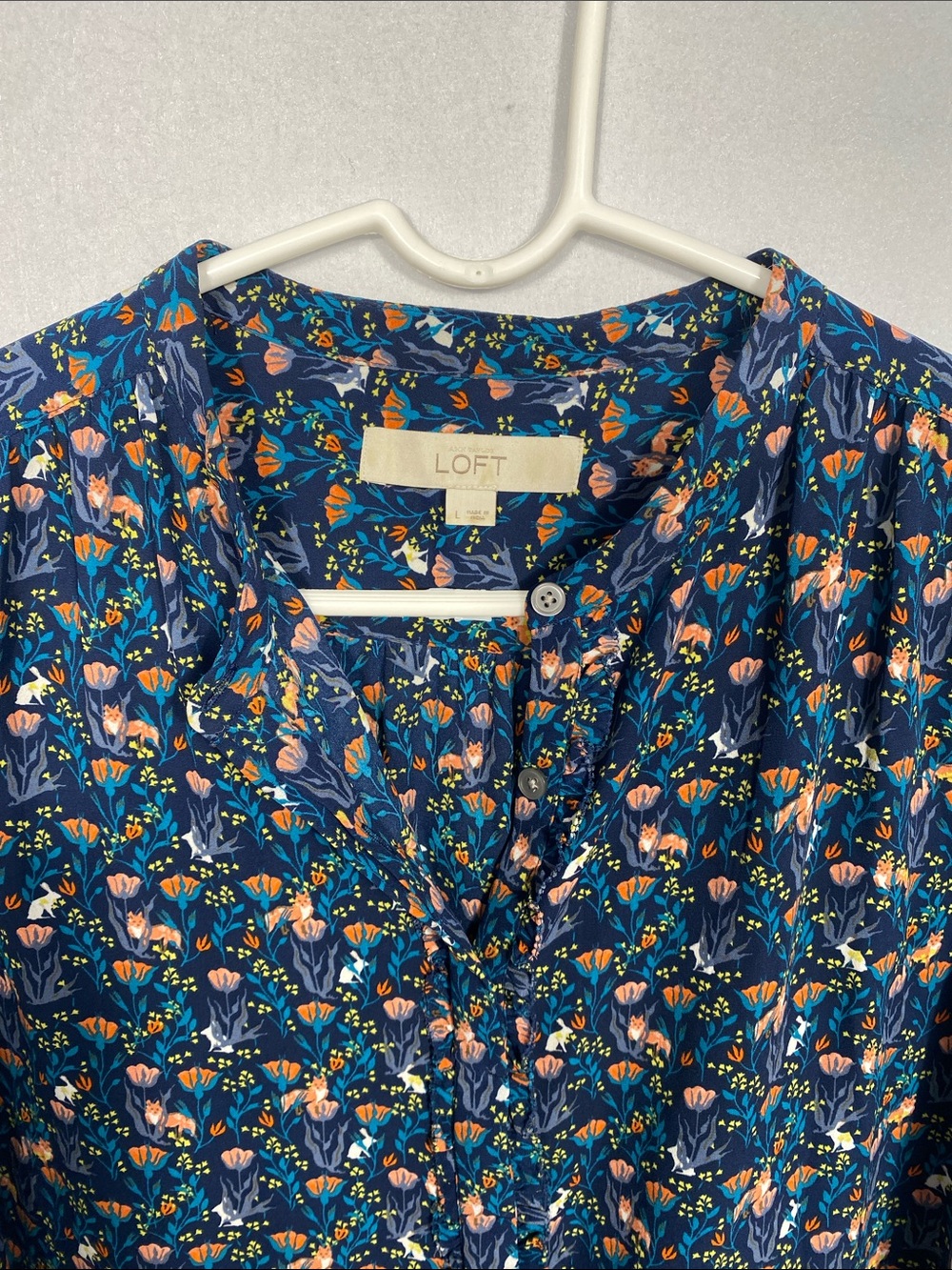 LOFT Navy Floral Sleeveless Blouse Forest scene fox & bunnies size large - Picture 3 of 10